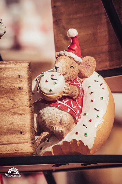 Posture de souris de Noël qui mange un donut